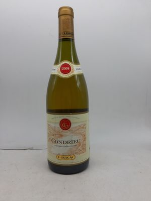 une bouteille de vin posée sur une table