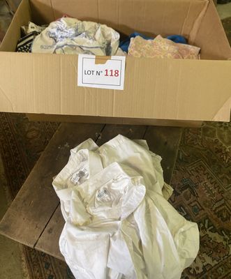 une boîte en carton contenant beaucoup d'objets