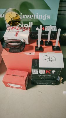 un présentoir de produits de maquillage posé sur une table dans un magasin