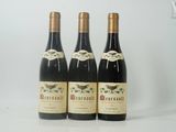 trois bouteilles de vin posées sur une table l'une à côté de l'autre