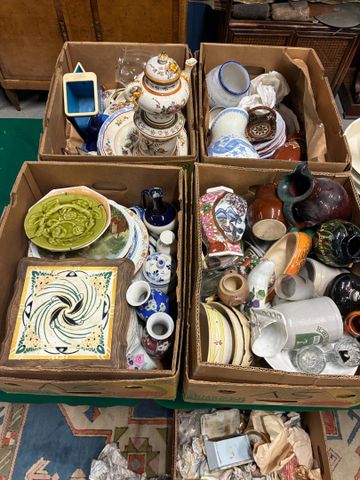 4 cartons d’objets de brocante divers, faïence et porcelaine 