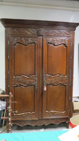 Armoire en chêne richement mouluré et sculpté, ouvrant à 2 portes...