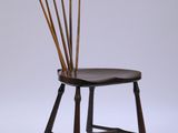 une chaise en bois avec une assise noire sur fond blanc