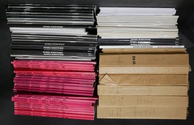 un grand nombre de livres empilés les uns sur les autres