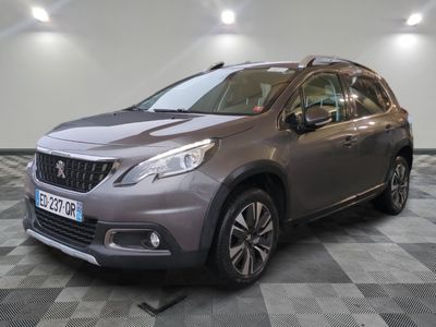 la voiture grise est garée sur un sol en damier dans le garage