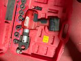 une boîte à outils rouge avec des outils sur le sol