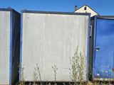 trois toilettes bleues et blanches alignées au bord de la route