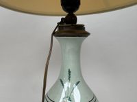 Lampe en porcelaine céladon à décor émaillé de fleurs, la mo… (photo 4)