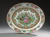 une image représentant une assiette ornée d'un motif représentant un oiseau et des fleurs