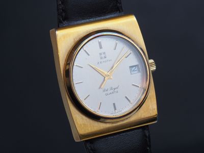 une image d'un gros plan d'une montre-bracelet sur une surface noire
