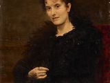 portrait d'une femme en robe noire, assise sur une chaise rouge