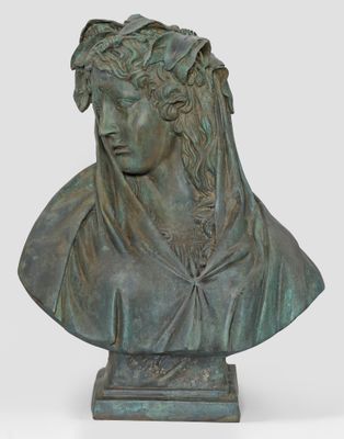 un buste en bronze représentant une femme coiffée d'une couronne