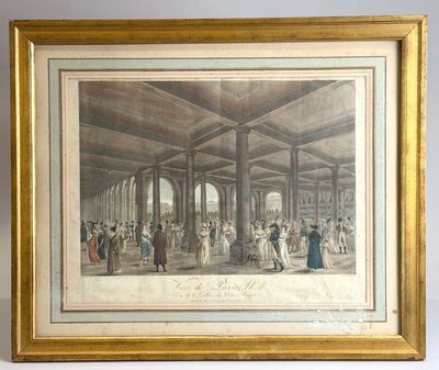 une vieille photo montrant un grand groupe de personnes dans un bâtiment