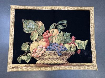 une photo d'une corbeille de fruits posée sur une table