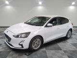 la voiture blanche est garée sur un sol en damier dans le garage