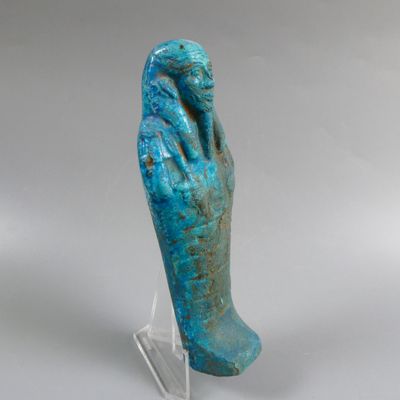 un gros plan sur une statue représentant une main tenant un oiseau