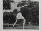 photographie en noir et blanc d'une femme tenant un arc et une flèche