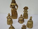 figurines en laiton représentant une femme avec un enfant et d'autres figurines