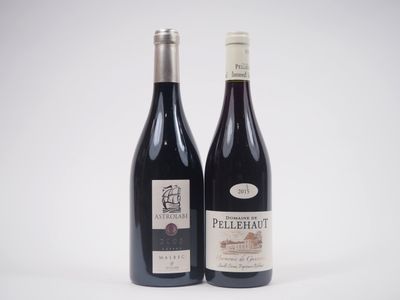 deux bouteilles de vin posées l'une à côté de l'autre sur une table