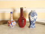 trois vases posés sur un plateau, lui-même posé sur une table
