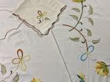 un drap blanc orné d'un motif floral