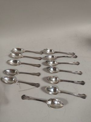 un grand nombre de cuillères posées sur une table