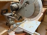 une photo d'une scie circulaire posée sur un établi dans un atelier