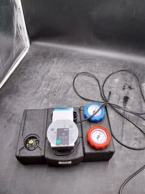 des fils et des jauges à l'arrière d'un bateau, sur lequel est accrochée une horloge