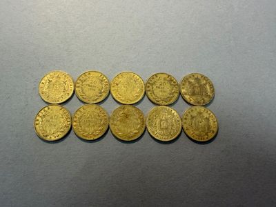 gros plan d'un paquet de pièces d'or posé sur une table