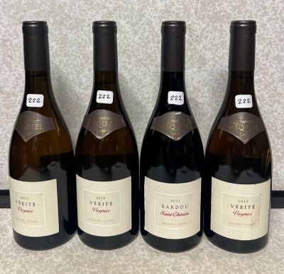 trois bouteilles de vin sont alignées sur un comptoir