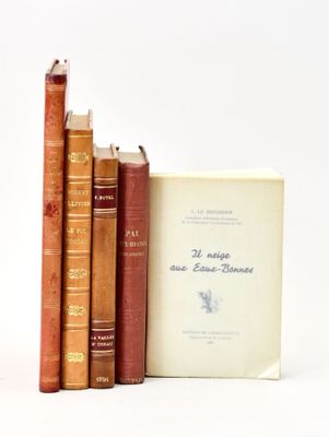 plusieurs vieux livres sont empilés sur une surface blanche