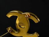 chanel logo broocher in gold with red crystals
