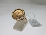 une photo d'une bague en or portant un monogramme et une étiquette de prix