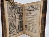 un livre ouvert sur lequel repose une main tenant un gant
