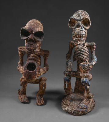 une paire de figurines représentant un homme et une femme sous forme de squelettes