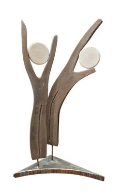 sculpture représentant trois personnes se tenant par la main et debout sur un socle métallique