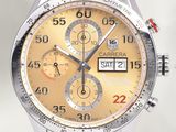 un gros plan d'une montre au cadran jaune
