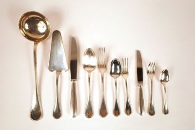 beaucoup de cuillères et de couverts en argent sur une table
