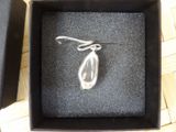 a picture of a silver object in a black box