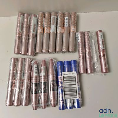 plein de rouges à lèvres et un tube de mascara sur la table