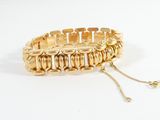 bracelet en or avec une chaîne sur fond blanc