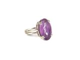 Gros plan sur une bague ornée d'une pierre violette