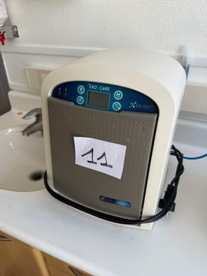 une petite machine posée sur un comptoir