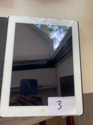 une photo d'une tablette sur laquelle on voit une personne en train de prendre une photo