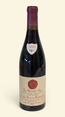 une bouteille de vin posée sur une table