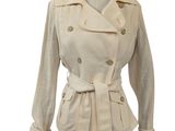 un trench-coat beige sur une tête de mannequin