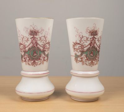 Paire de vases en opaline à décor émaillé d'un médaillon et …