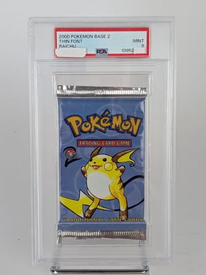 un gros plan d'une carte à collectionner Pokémon dans un étui en plastique