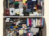 une boîte remplie d'objets assortis qui s'y trouvent