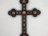 une croix de fer sur laquelle figurent les portraits d'un homme et d'une femme